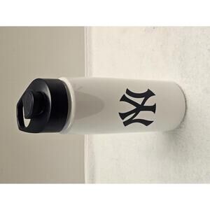 New York yankees-SGA Stay Amazing Water Bottle with Black Lid - NEW